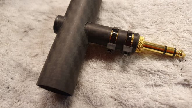 Lingsma electric upright bass - pickup system; carbon tubes can be used as a ‘Faraday cage’-shield to block electromagnetic fields